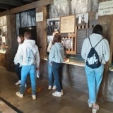 Uczniowie na wycieczce w Muzeum w Żabikowie oglądają wystawy 