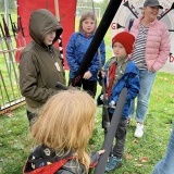 Dzieci na warsztatach sztuk walk na miecze