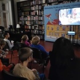 Noc Bibliotek 2023 - dzieci oglądają film 