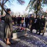 Uroczystość składania wieńców na cmentarzu na pomniku Maksymiliana Ciężkiego 