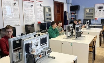 Uczniowie szkoły w pracowni mechatroniki i automatyki