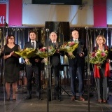 Starosta Szamotuslki Beata Hanyżak, dyrektor SZOKu Piotr Michalak oraz laureaci na scenie 