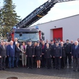 Goście wraz z nowym ciężkim samochodem ratowniczo-gaśniczym przed Komendą Powiatową Państwowej Straży Pożarnej w Szamotułach