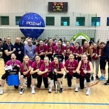 Drużyna żeńska juniorek UKS Szamotulanin wraz z trenerami na hali sportowej