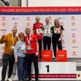 Zawodniczki konkurencji trójskoku na podium wraz z trenerami (w tym trenerka Wiktorii Janina Zielińska) 