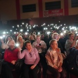 Publiczność w czasie koncertu z włączonymi latarkami 