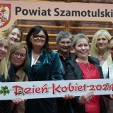 Starosta Beata Hanyżak wraz z 7 paniami z Koła Gospodyń Wiejskich 