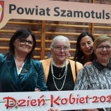 Starosta Beata Hanyżak wraz z 3 paniami z Koła Gospodyń Wiejskich 