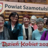 Starosta Beata Hanyżak wraz z 6 paniami z Koła Gospodyń Wiejskich 