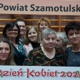 Starosta Beata Hanyżak wraz z 9 paniami z Koła Gospodyń Wiejskich 