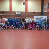 Starosta Szamotulski Beata Hanyżak wraz z drużynami uczestniczącymi w turnieju