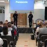 Policjantki z Komendy Powiatowej Policji w Szamotułach przedstawiają młodzieży możliwości zatrudnienia z policji 