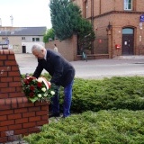 Włodzimierz Masłowski z Szamotulskiego Koła Związku Kombatantów RP i Byłych Więźniów Politycznych kładzie wieniec pod pomnikiem