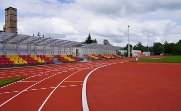 Powiatowe Centrum Lekkoatletyczne w Szamotułach po przebudowie - bieżnia i zadaszone trybuny