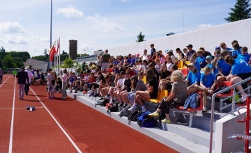 zgromadzeni uczestnicy wydarzenia na nowych trybunach centrum lekkoatletycznego 