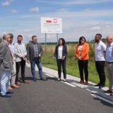 Przedstawiciele władz powiatu, Zarządu Dróg Powiatowych oraz wykonawcy na przebudowanej drodze Gałowo-Przyborowo