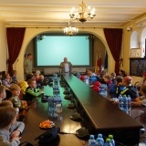 Starosta Szamotulski Przemysław Nowak opowiada dzieciom o Starostwie Powiatowym