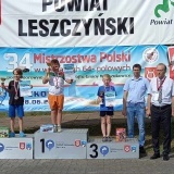 Uczestnicy Mistrzostw Polski w warcabach 64-polowych na podium