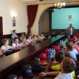 Starosta Szamotulski Przemysław Nowak opowiada dzieciom o Starostwie Powiatowym